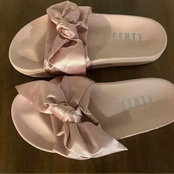 Slides Fenty! - Picture 4 of 5